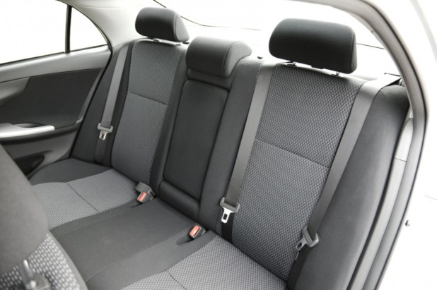 Autositze mit Stoffpolstern lassen sich mit vielen verschiedenen Hausmitteln reinigen. Flecken bekommt man z.B. mit Essig, Rasierschaum oder Natron raus.