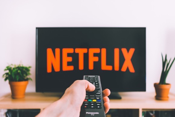 Der gemeinsame Filmeabend kann während der Corona-Krise einfach virtuell stattfinden: Mit den Netflix-Partys.