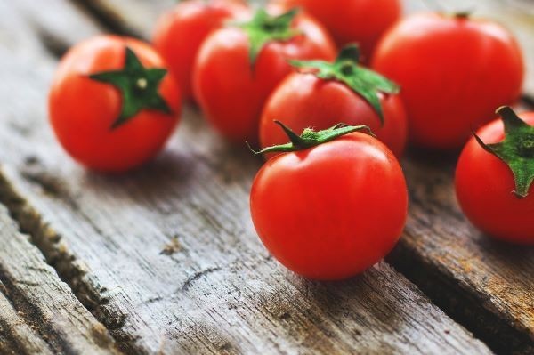 Tomaten büßen durch lange Transporte viel an Geschmack und Nährstoffen ein, im August stehen sie dir aus regionalem Anbau zur Verfügung.