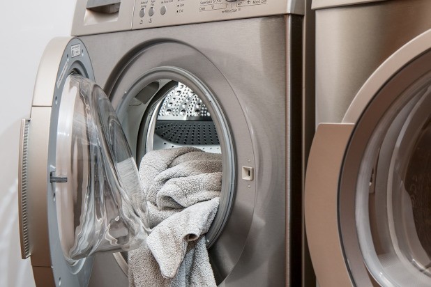 Wenn die Waschmaschine stinkt, sind häufig Bakterien die Ursache. Daher ist es wichtig, die Waschmaschine regelmäßig gründlich zu reinigen.