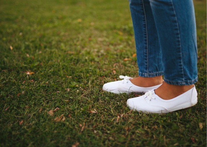 Grasflecken auf weißen Schuhen lasen sich mit Gallseife entfernen.