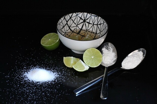 Natron, Salz, Essig und Zitrone sind alles wirksame Hausmittel zum Backofen putzen.