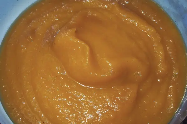 Ein cremiger, ungesüßter Apfelmus in einer Schüssel zeigt die Alternative, Fett in Rezepten zu ersetzen.