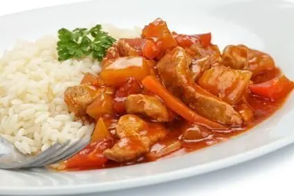 Saftiges Gyros in cremiger Metaxasauce mit Paprika und Reis – so gelingt dir das beliebte griechische Ofengericht zu Hause.