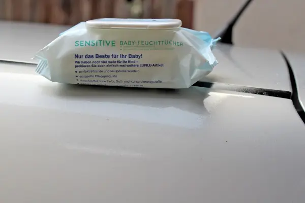 Antistatische Staubtücher liegen auf einer glänzenden Oberfläche, bereit zum Staubwischen in einem sauberen Raum.