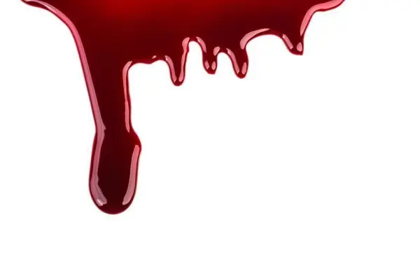 Kunstblut tropft auf weißem Hintergrund herab und erzeugt einen dramatischen Effekt.