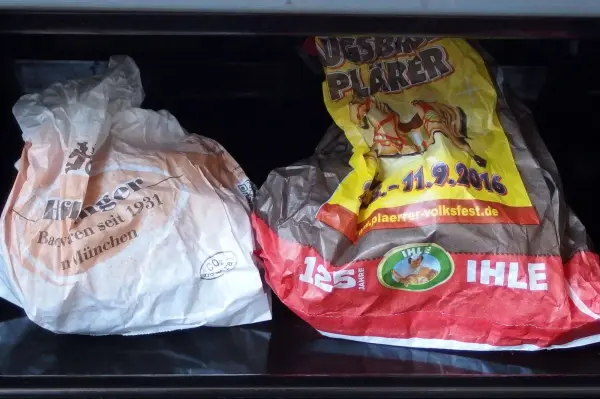 Im Backofen liegen zwei Brottüten, eine helle und eine rote, die frisch gebackenes Brot aufbewahren sollen.