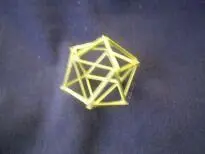 Ein dreidimensionaler Deko-Stern aus Gräsern liegt auf einem dunklen, weichen Untergrund und zeigt geometrische Strukturen.