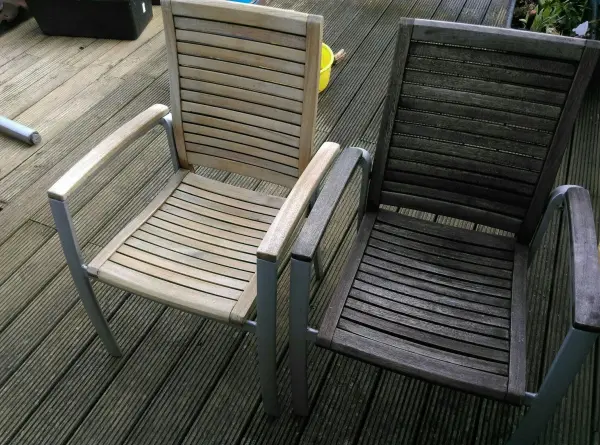 Zwei Holzgartenmöbel stehen nebeneinander, eines ist sauber und das andere schmutzig, auf einem Holzdeck.