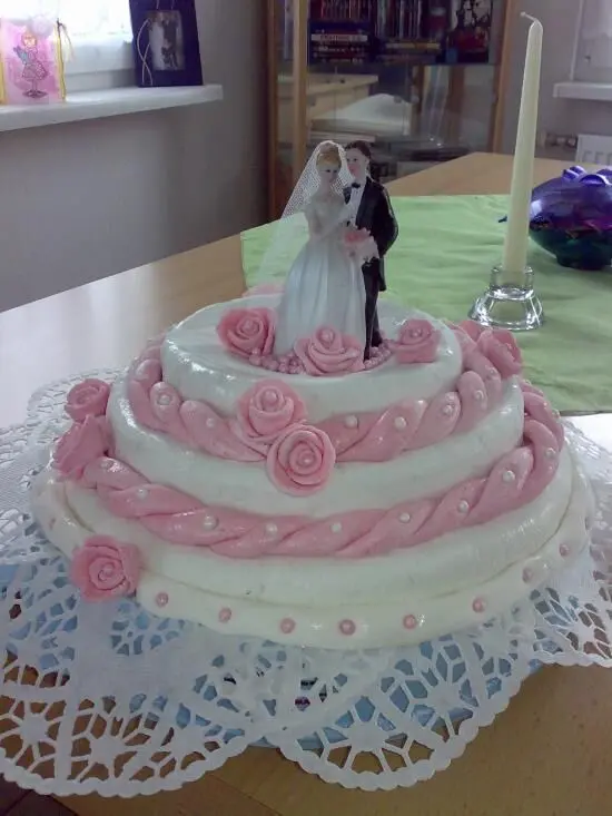 Mit einfachen Tricks kannst du eine mehrstöckige Hochzeitstorte selbst machen – kreativ verziert wie auf diesem Bild.
