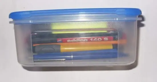 Eine durchsichtige Box enthält mehrere Schreibstifte, die luftdicht gelagert werden, um Austrocknen zu verhindern.