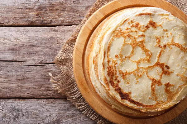 Ob herzhaft oder süß: Mit diesem einfachen Crepes-Rezept kannst du leckere Pfannkuchen nach deinem Geschmack zubereiten.