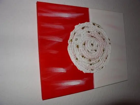 Ein Acrylbild mit 3-D-Effekt zeigt eine weiße, spiralartige Struktur auf rotem Hintergrund, kreativ gestaltet.