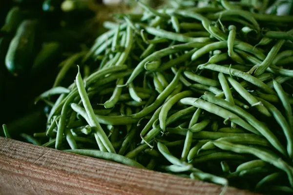 Wenn grüne Bohnen holzig sind, hilft das Schälen mit einem Sparschäler – so bleibt dein Gericht lecker und zart.