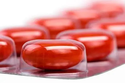 Rote Tabletten liegen in einer Blisterverpackung; sie symbolisieren mögliche Behandlungsmethoden bei einer Penicillin-Allergie.