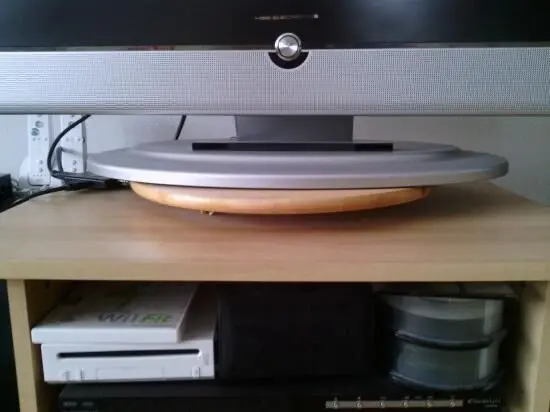 Ein drehteller für den Fernseher steht auf einem Holztisch, er dreht sich und ermöglicht eine flexible Betrachtung aus verschiedenen Winkeln.
