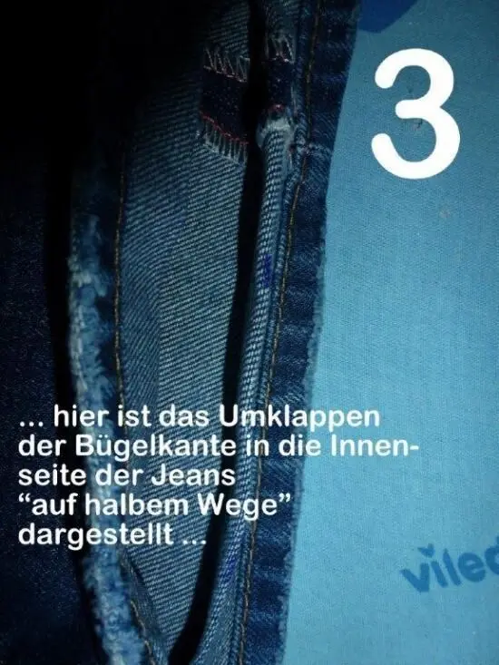 Jeans liegen auf einem Tisch, mit Fokus auf das Umklappen der Bügelkante in die Innenseite, Schritt 3 eines Anleitungsprozesses.