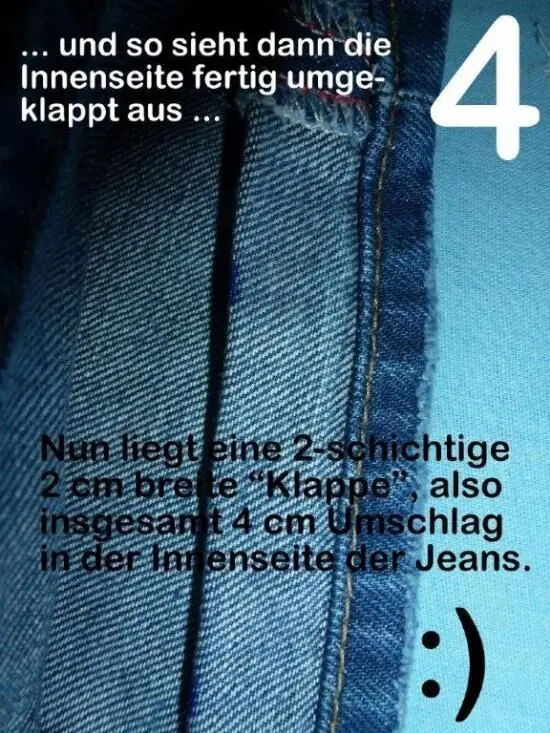 Die Jeans zeigt die originale Kante, während eine 2 cm breite Klappe umgeschlagen ist, um sie fertigzustellen.