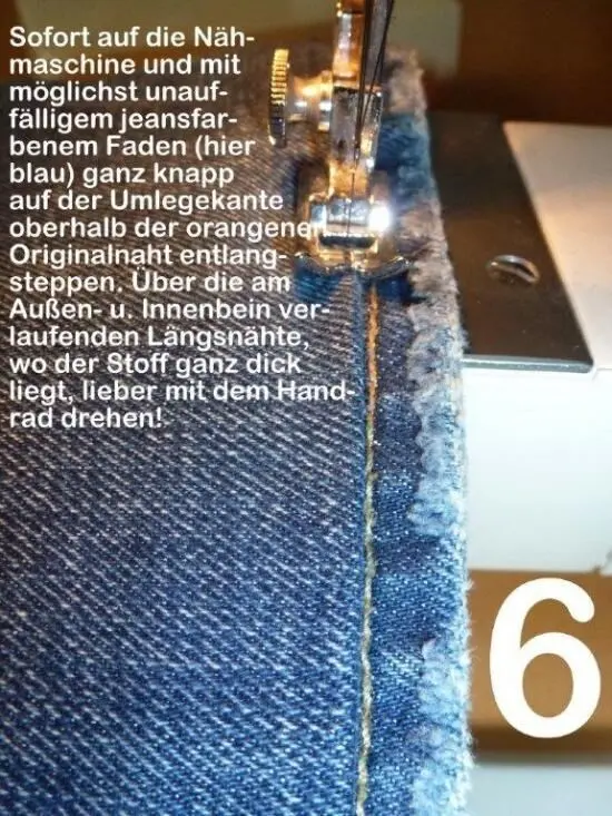 Eine Nähmaschine näht Jeans, um den Originalrand zu erhalten, während der Stoff dick liegt, um eine saubere Kante zu schaffen.
