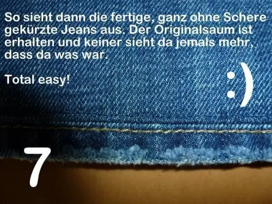 Gekürzte Jeans zeigen den Originalrand, ohne Schere zu verwenden, präsentiert auf einem blauen Stoffhintergrund. Text: "So sieht dann die fertige, ganz ohne Schere gekürzte Jeans aus. Der Originalsamt ist erhalten und keiner sieht da jemals mehr dass da was war. Total easy!"