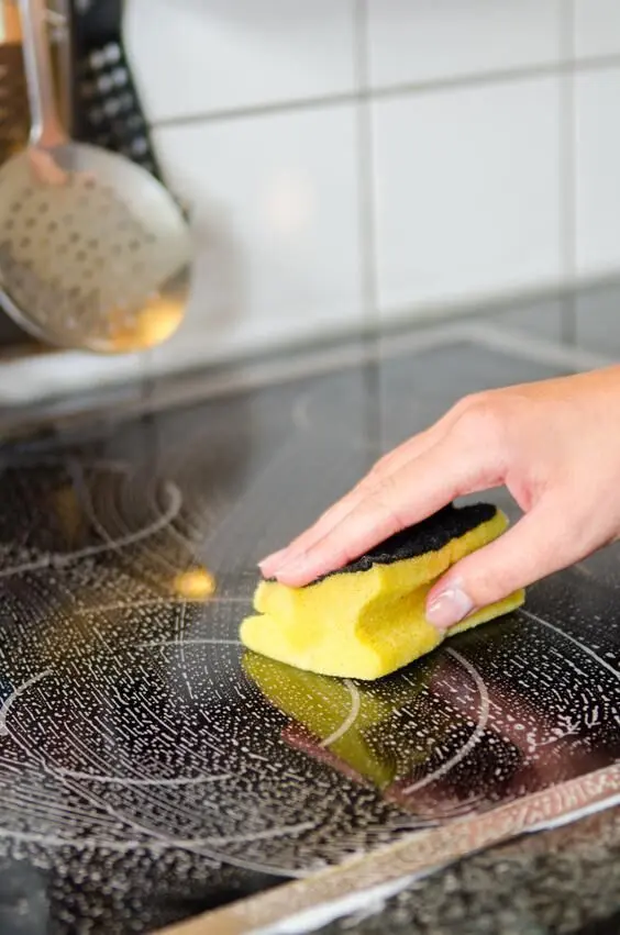 Mit diesen Tipps bleibt dein Ceranfeld glänzend und sauber – einfach mit Schwamm und etwas Spülmittel reinigen.