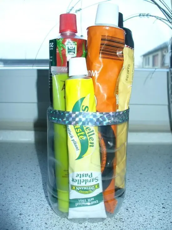 Tuben stehen ordentlich in einer transparenten Flasche und sind zur Aufbewahrung im Kühlschrank angeordnet.