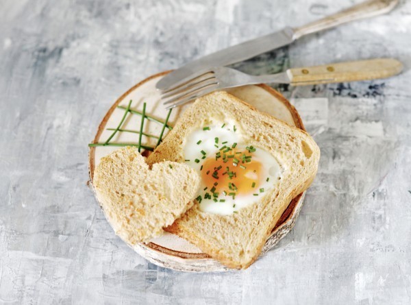 Ein hübsch aussehendes, schnelles und leckeres Frühstück: Frühstücksei im Toast in einer Herzform.