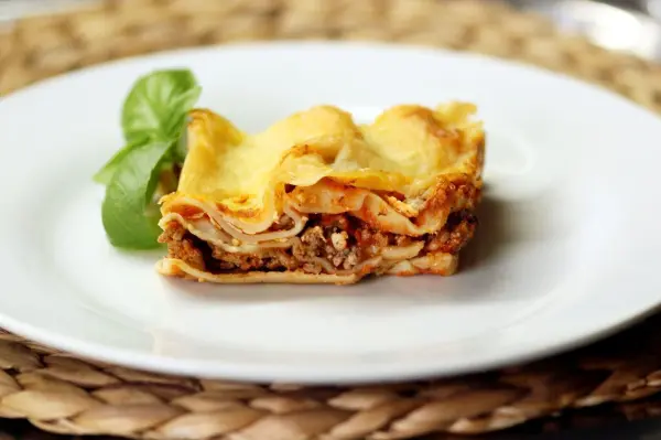 Lässt du Lasagne über Nacht ziehen, wird sie besonders aromatisch und schnittfest – so sieht perfektes Ergebnis auf dem Teller aus.