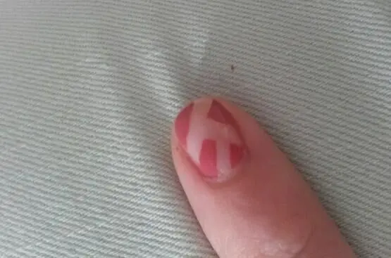 Ein fingernagel zeigt ein kreatives Design mit einem Muster auf einer weichen Unterlage, das zur Nagelpflege anregt.
