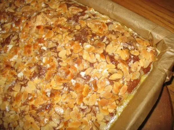 Buttermilch-Blechkuchen mit saftigen Kirschen und knuspriger Mandelkruste – perfekt für den nächsten Nachmittagskaffee.