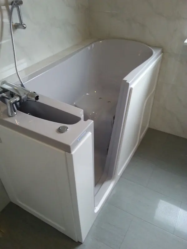 Die moderne Badewanne mit Einstiegstür erleichtert das Baden, ideal für Menschen mit eingeschränkter Mobilität.