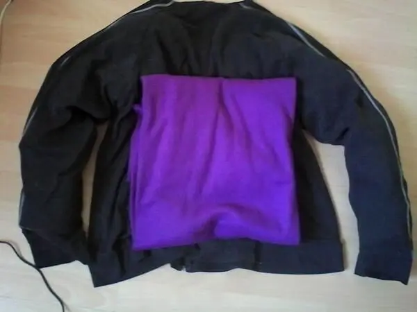 Pullover mit lila Kissen auf Boden; DIY-Hundebett.