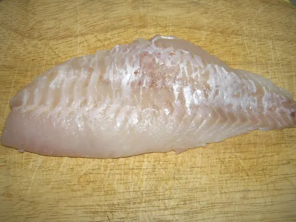 Mit diesem Tipp wird das Gräten entfernen beim Fischfilet, wie auf dem Bild, leichter – dein Fischgericht gelingt im Handumdrehen.