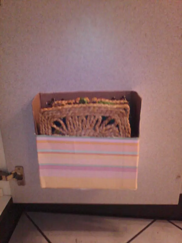 Ein praktischer Topfuntersetzer steht ordentlich in einer Wandablage, um in der Küche Platz zu sparen und Ordnung zu halten.