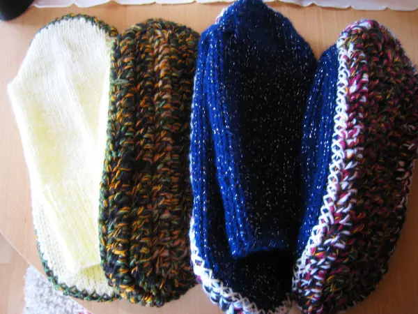 Bunte, gestrickte Socken mit dicken Sohlen liegen auf einem Tisch, bereit zum Tragen als gemütliche Hausschuhe.