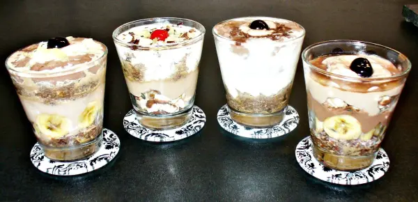 Mit zerbröseltem Kuchen, Sahne und Obst machst du im Handumdrehen köstlichen Kuchen im Glas – ideal zur Resteverwertung.