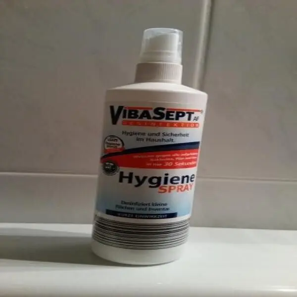 Ein Hygiene-Spray steht auf einer Ablage in einem Badezimmer, bereit zur Behandlung von Nagelpilz effektiv und günstig.