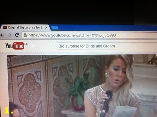 Eine Frau singt in einem YouTube-Video, während die Browseroberfläche den Link und den Titel anzeigt.