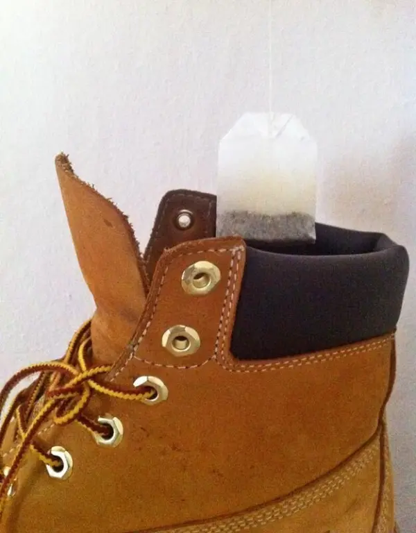 Ein Teebeutel befindet sich in einem Stiefel und absorbiert schlechte Gerüche, um frische Luft zu fördern.