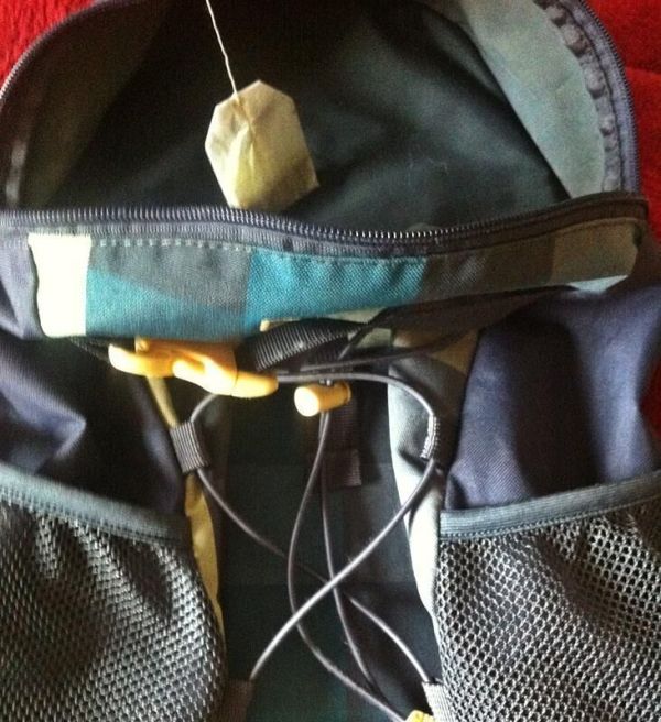 Ein Teebeutel liegt in einer offenen Tasche, während er unerwünschte Gerüche absorbiert und frische Atmosphäre schafft.