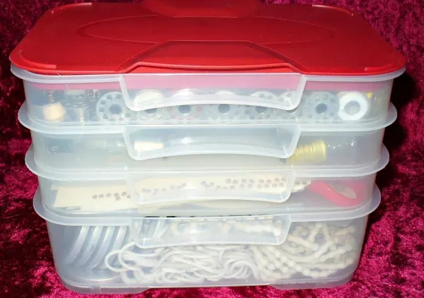 In einer Aufschnittbox werden verschiedene Kleinteile wie Gummibänder und Schrauben ordentlich aufbewahrt.