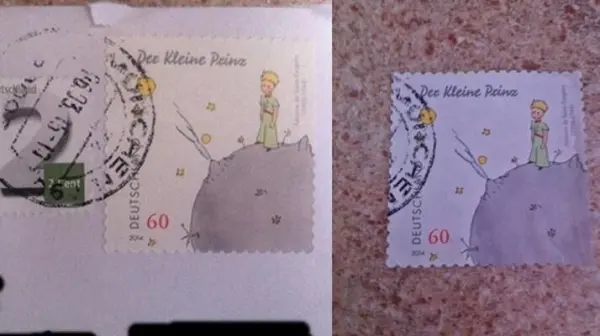 Zwei Briefmarken sind auf einer Fläche zu sehen, eine ist teilweise abgelöst, während die andere unbeschädigt bleibt.