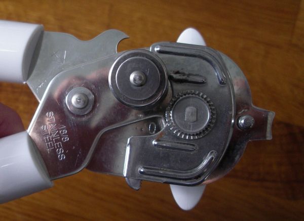Ein Dosenöffner mit einem speziellen Mechanismus öffnet eine Dose, um einen scharfen Rand zu vermeiden.