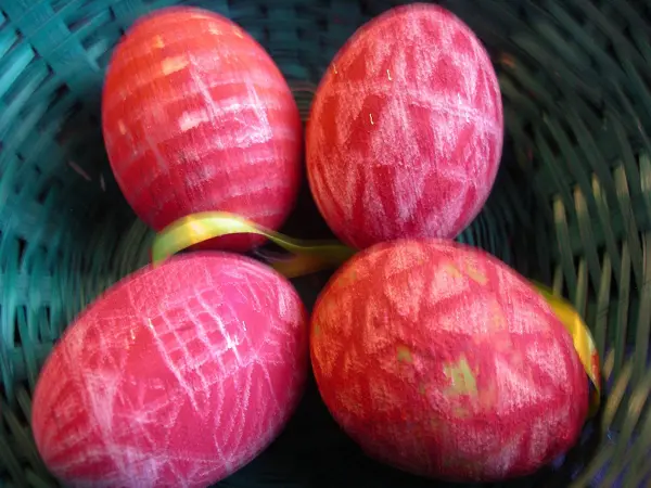 Bunte Ostereier liegen in einem Korb und zeigen verschiedene Muster, während sie für Ostern angemalt werden.