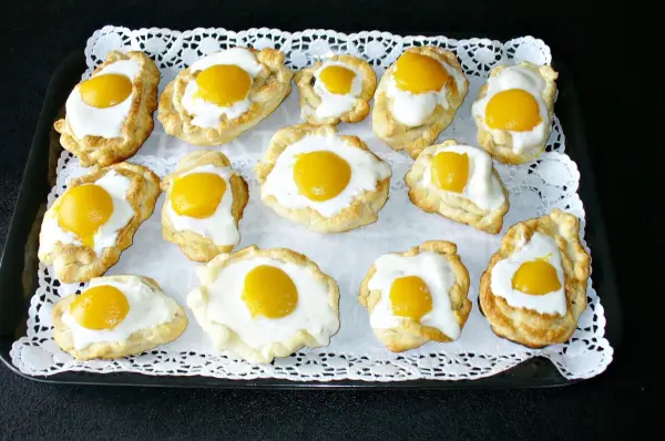Blätterteig-Eier erscheinen auf einem hübschen Tablett, frisch gebacken und dekorativ, ideal für das Osterfest.
