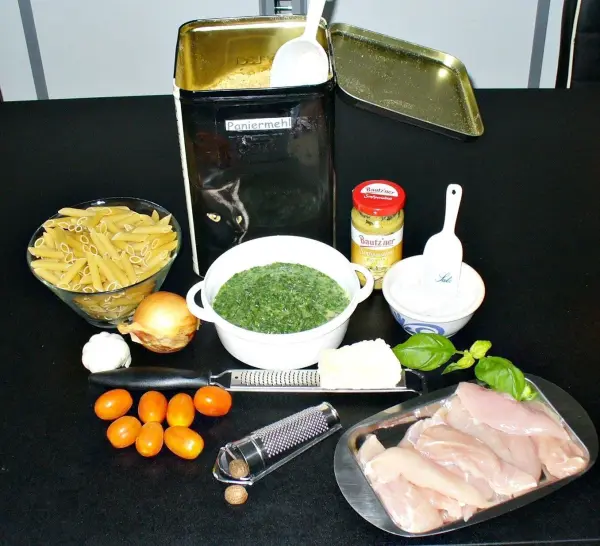 Krosse Hähnchenschnitzel und Knoblauchnudeln werden aus frischen Zutaten wie Hähnchen, Spinat und Nudeln zubereitet.