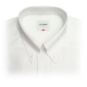 Ein weißes Hemd zeigt einen klassischen Kragen mit Knöpfen, auf einem Label steht "OLYMP".