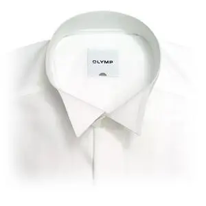 Ein eleganter Hemdkragen steht im Fokus, umgeben von einem weißen Hemd, das einen klassischen Look vermittelt.