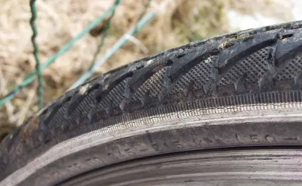 Ein Fahrradschlauch liegt sichtbar auf dem Boden, bereit zum Flicken mit Sekundenkleber in einer natürlichen Umgebung.