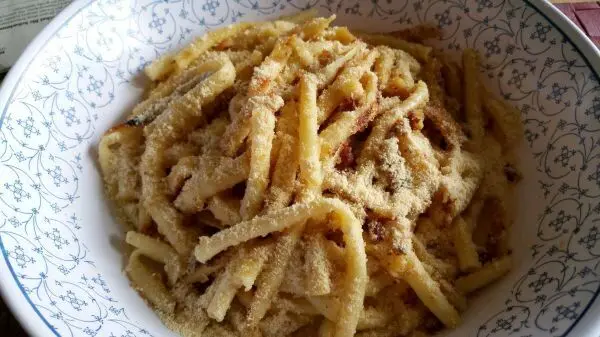 Makkaroni mit goldbraunem Paniermehl: Mit wenigen Zutaten zauberst du dir im Handumdrehen ein leckeres, günstiges Gericht.